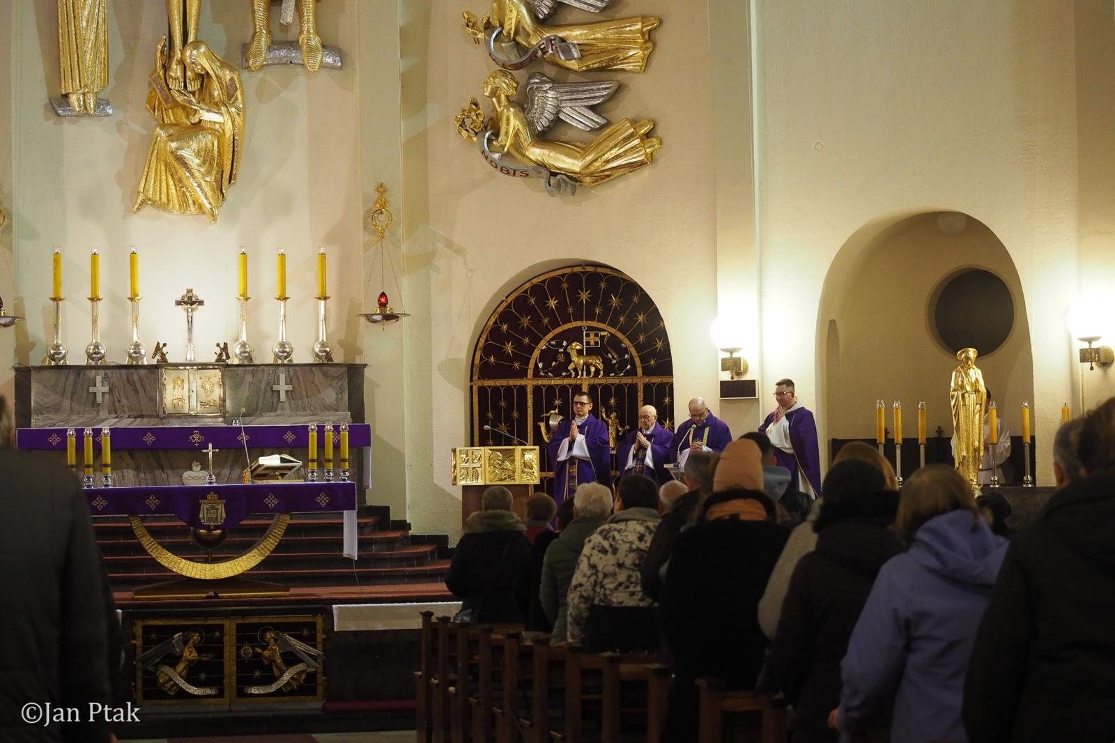 Zdjęcie w galerii na portalu naszraciborz.pl: Ekstremalna Droga Krzyżowa. Wyzwanie w ciszy i mroku podjęte przez wiernych z naszego powiatu [FOTO] wiadomości z regionu
