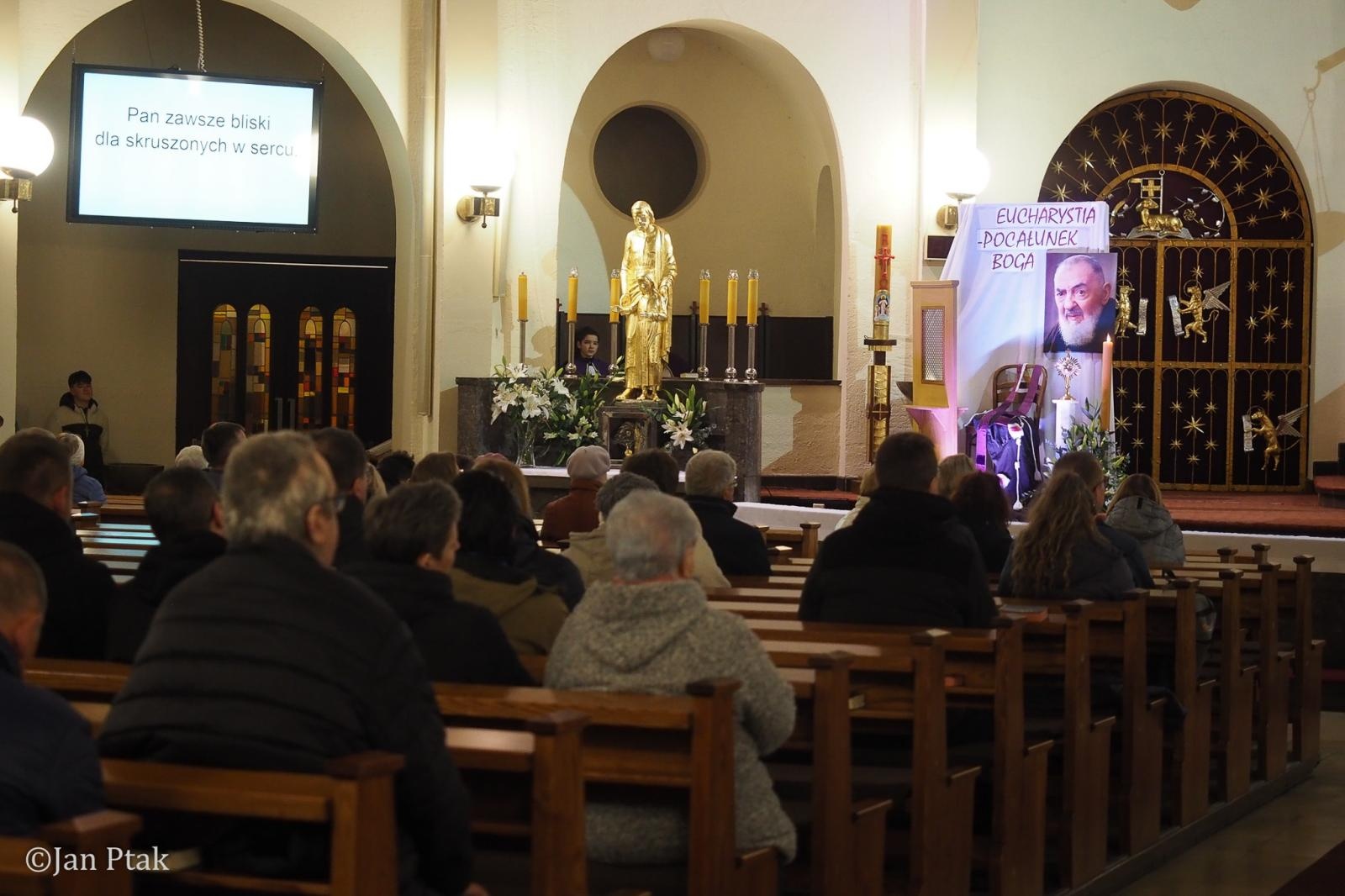 Zdjęcie w galerii na portalu naszraciborz.pl: Ekstremalna Droga Krzyżowa. Wyzwanie w ciszy i mroku podjęte przez wiernych z naszego powiatu [FOTO] wiadomości z regionu