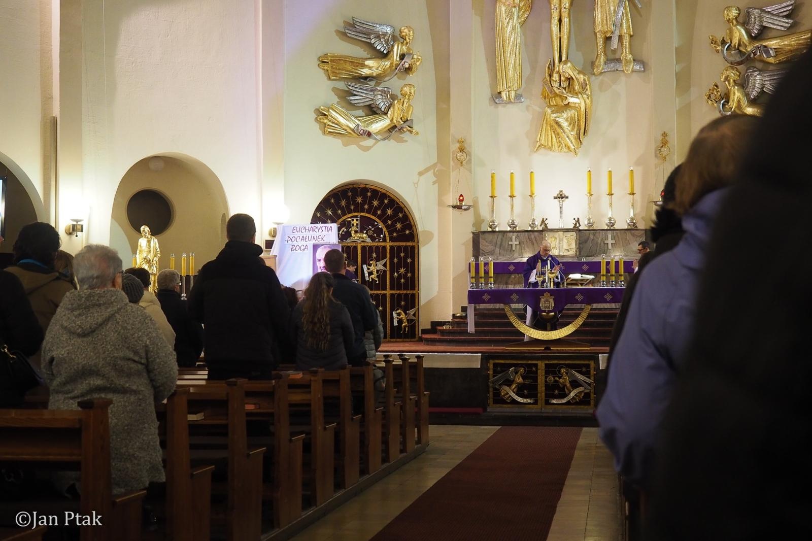 Zdjęcie w galerii na portalu naszraciborz.pl: Ekstremalna Droga Krzyżowa. Wyzwanie w ciszy i mroku podjęte przez wiernych z naszego powiatu [FOTO] wiadomości z regionu