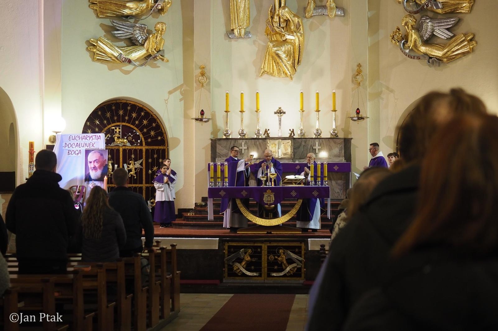 Zdjęcie w galerii na portalu naszraciborz.pl: Ekstremalna Droga Krzyżowa. Wyzwanie w ciszy i mroku podjęte przez wiernych z naszego powiatu [FOTO] wiadomości z regionu