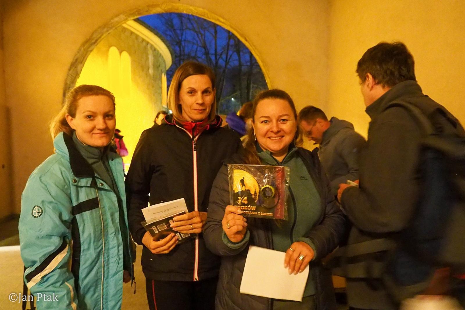 Zdjęcie w galerii na portalu naszraciborz.pl: Ekstremalna Droga Krzyżowa. Wyzwanie w ciszy i mroku podjęte przez wiernych z naszego powiatu [FOTO] wiadomości z regionu