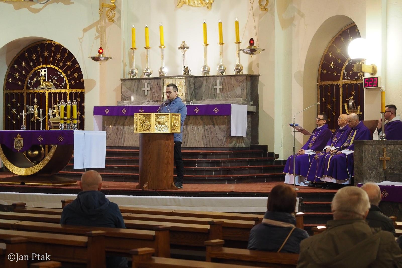 Zdjęcie w galerii na portalu naszraciborz.pl: Ekstremalna Droga Krzyżowa. Wyzwanie w ciszy i mroku podjęte przez wiernych z naszego powiatu [FOTO] wiadomości z regionu