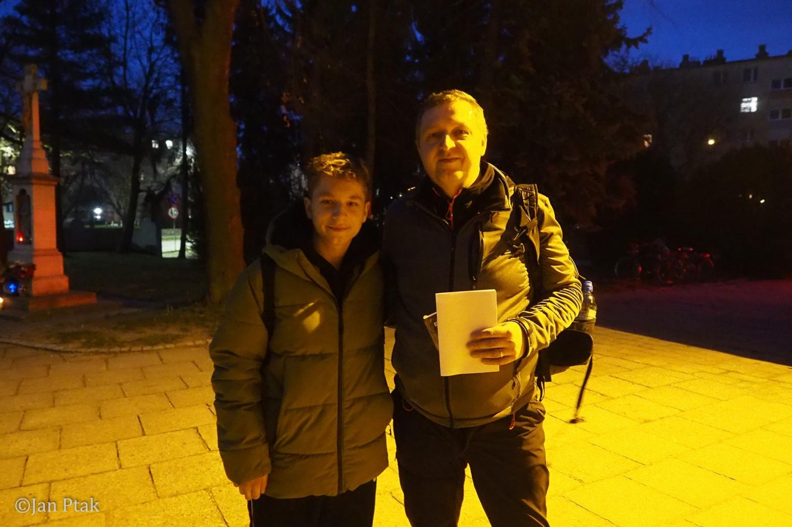 Zdjęcie w galerii na portalu naszraciborz.pl: Ekstremalna Droga Krzyżowa. Wyzwanie w ciszy i mroku podjęte przez wiernych z naszego powiatu [FOTO] wiadomości z regionu