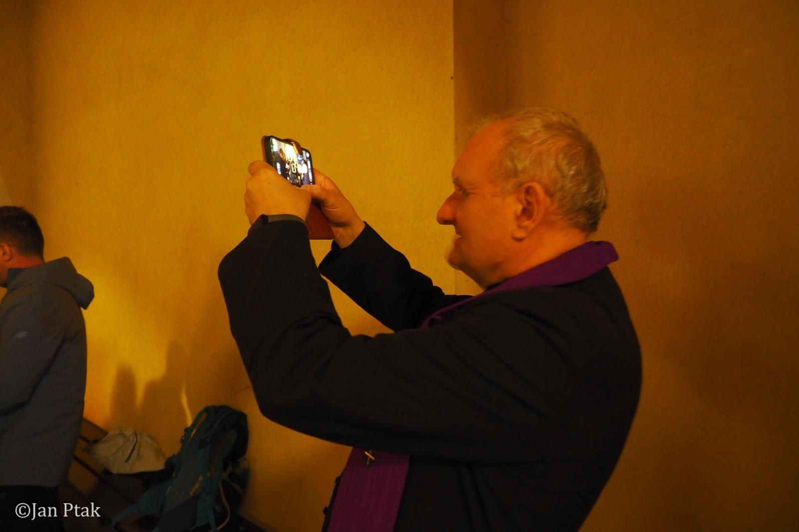 Zdjęcie w galerii na portalu naszraciborz.pl: Ekstremalna Droga Krzyżowa. Wyzwanie w ciszy i mroku podjęte przez wiernych z naszego powiatu [FOTO] wiadomości z regionu