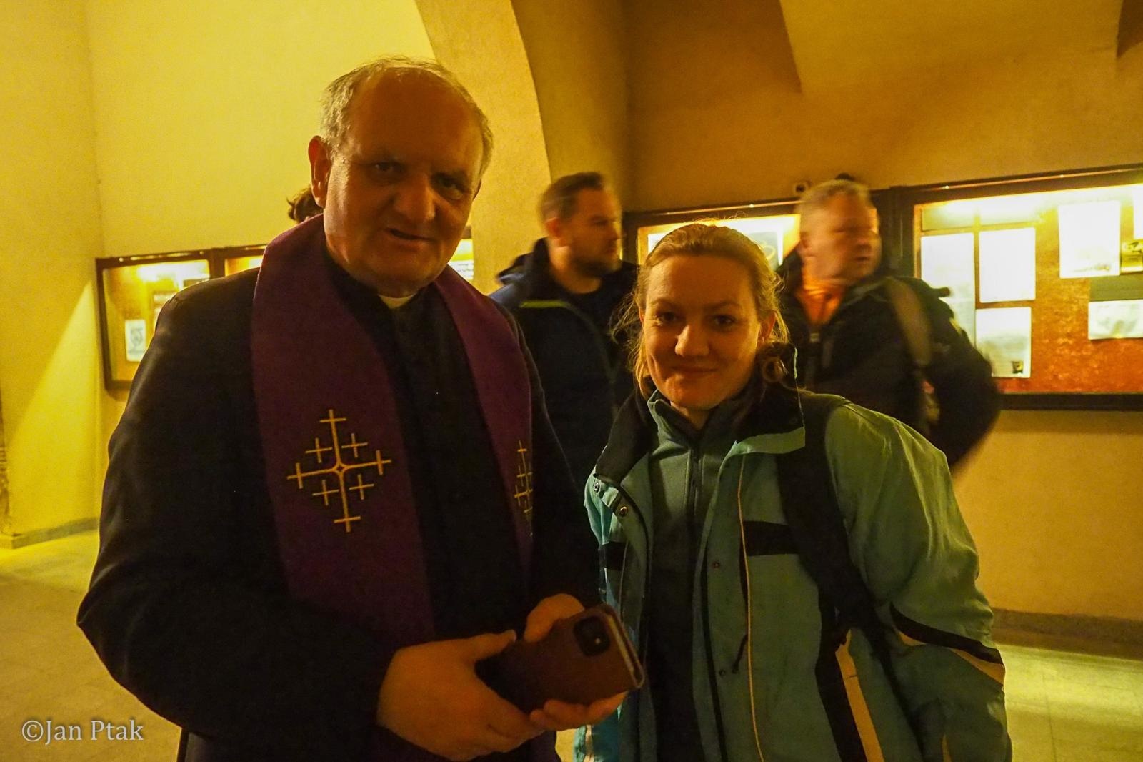 Zdjęcie w galerii na portalu naszraciborz.pl: Ekstremalna Droga Krzyżowa. Wyzwanie w ciszy i mroku podjęte przez wiernych z naszego powiatu [FOTO] wiadomości z regionu