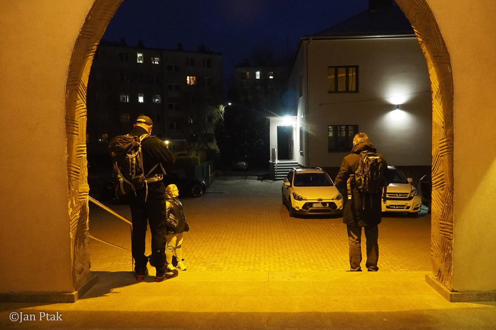 Zdjęcie w galerii na portalu naszraciborz.pl: Ekstremalna Droga Krzyżowa. Wyzwanie w ciszy i mroku podjęte przez wiernych z naszego powiatu [FOTO] wiadomości z regionu