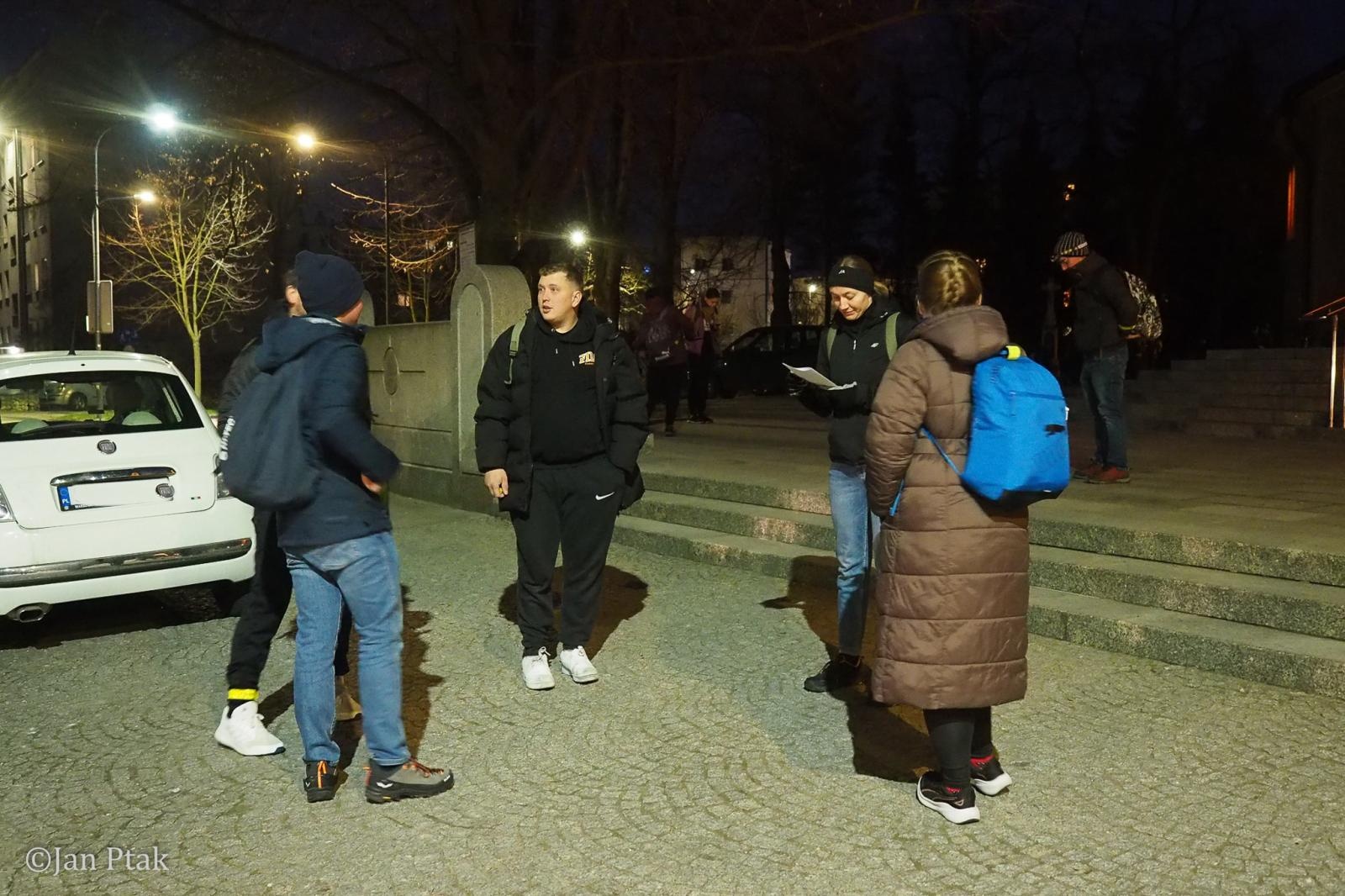 Zdjęcie w galerii na portalu naszraciborz.pl: Ekstremalna Droga Krzyżowa. Wyzwanie w ciszy i mroku podjęte przez wiernych z naszego powiatu [FOTO] wiadomości z regionu