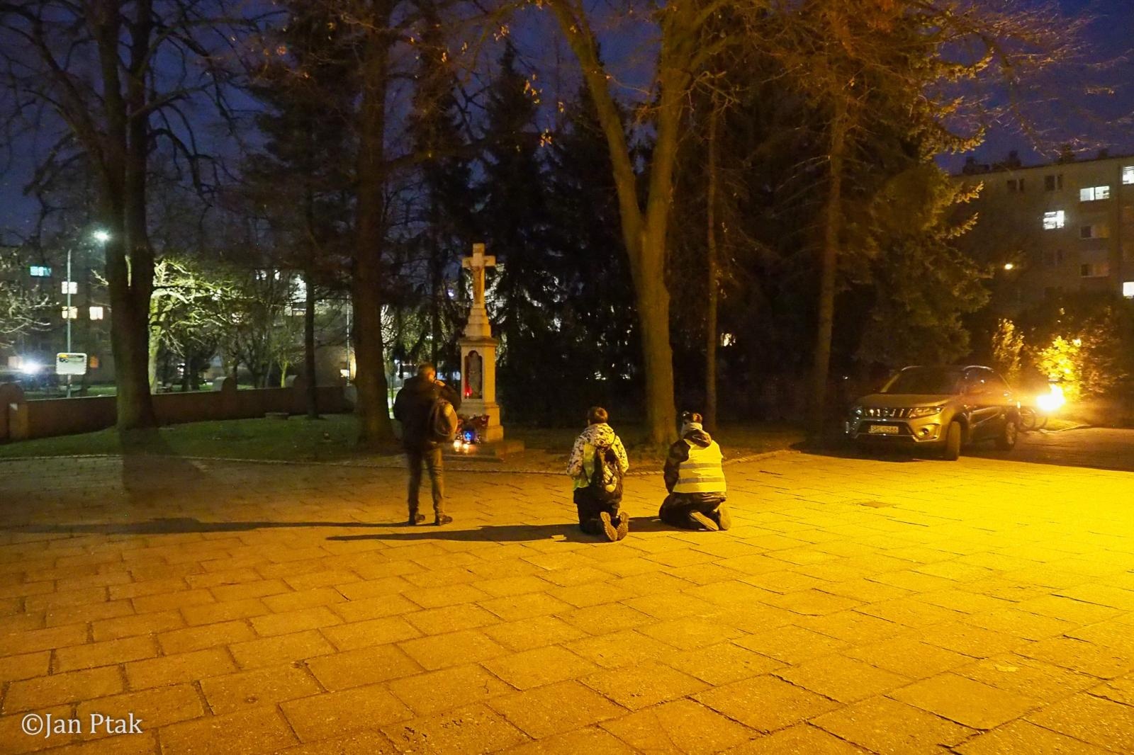 Zdjęcie w galerii na portalu naszraciborz.pl: Ekstremalna Droga Krzyżowa. Wyzwanie w ciszy i mroku podjęte przez wiernych z naszego powiatu [FOTO] wiadomości z regionu
