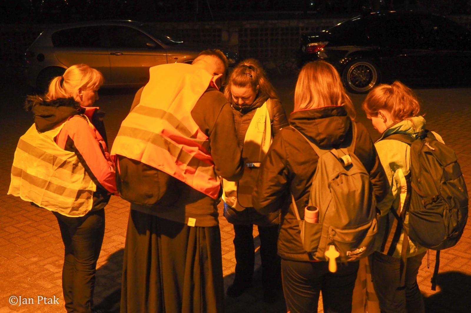 Zdjęcie w galerii na portalu naszraciborz.pl: Ekstremalna Droga Krzyżowa. Wyzwanie w ciszy i mroku podjęte przez wiernych z naszego powiatu [FOTO] wiadomości z regionu