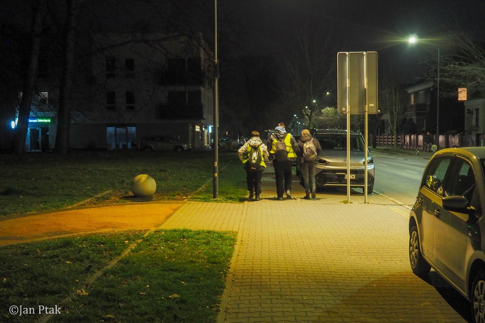 Zdjęcie w galerii na portalu naszraciborz.pl: Ekstremalna Droga Krzyżowa. Wyzwanie w ciszy i mroku podjęte przez wiernych z naszego powiatu [FOTO] wiadomości z regionu