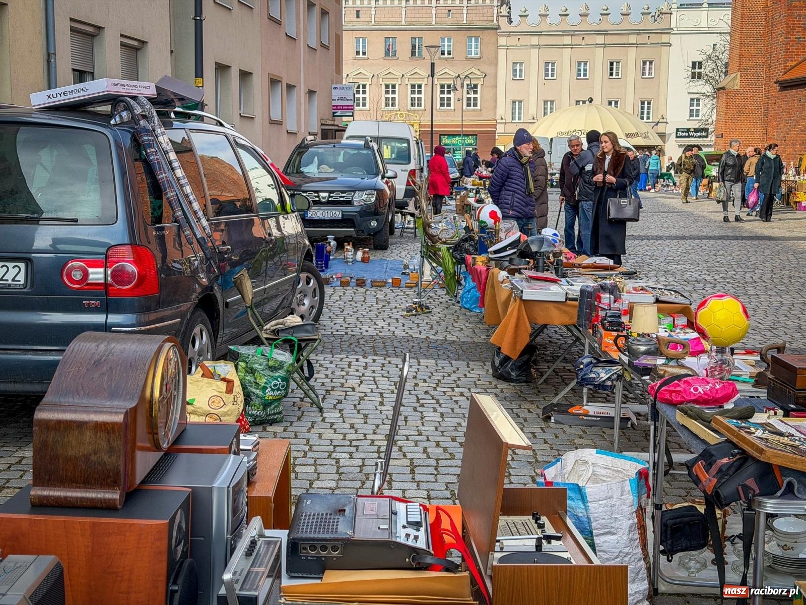 Zdjęcie w galerii na portalu naszraciborz.pl: Wiosenne ożywienie na raciborskim targu staroci wiadomości z regionu