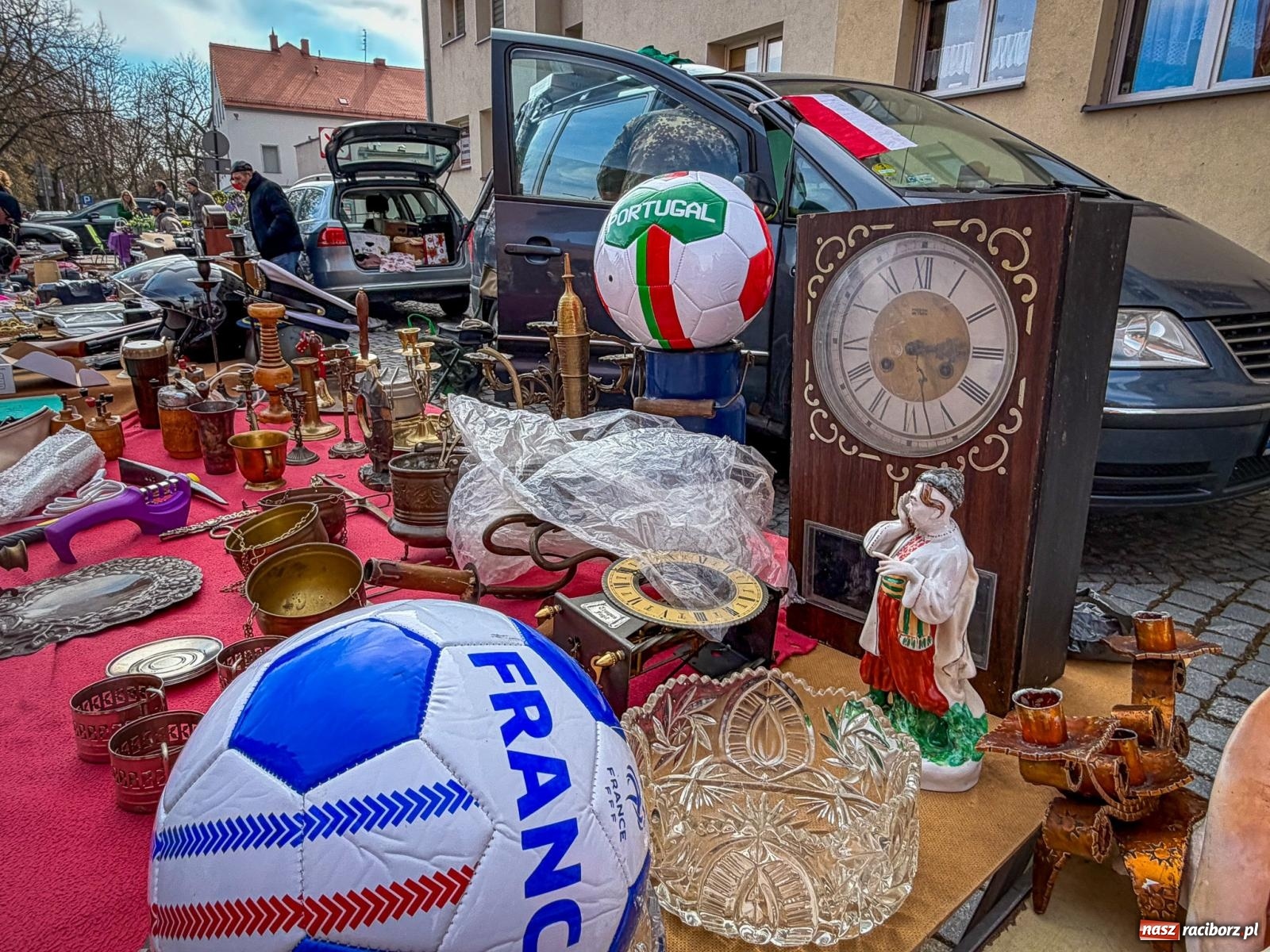 Zdjęcie w galerii na portalu naszraciborz.pl: Wiosenne ożywienie na raciborskim targu staroci wiadomości z regionu