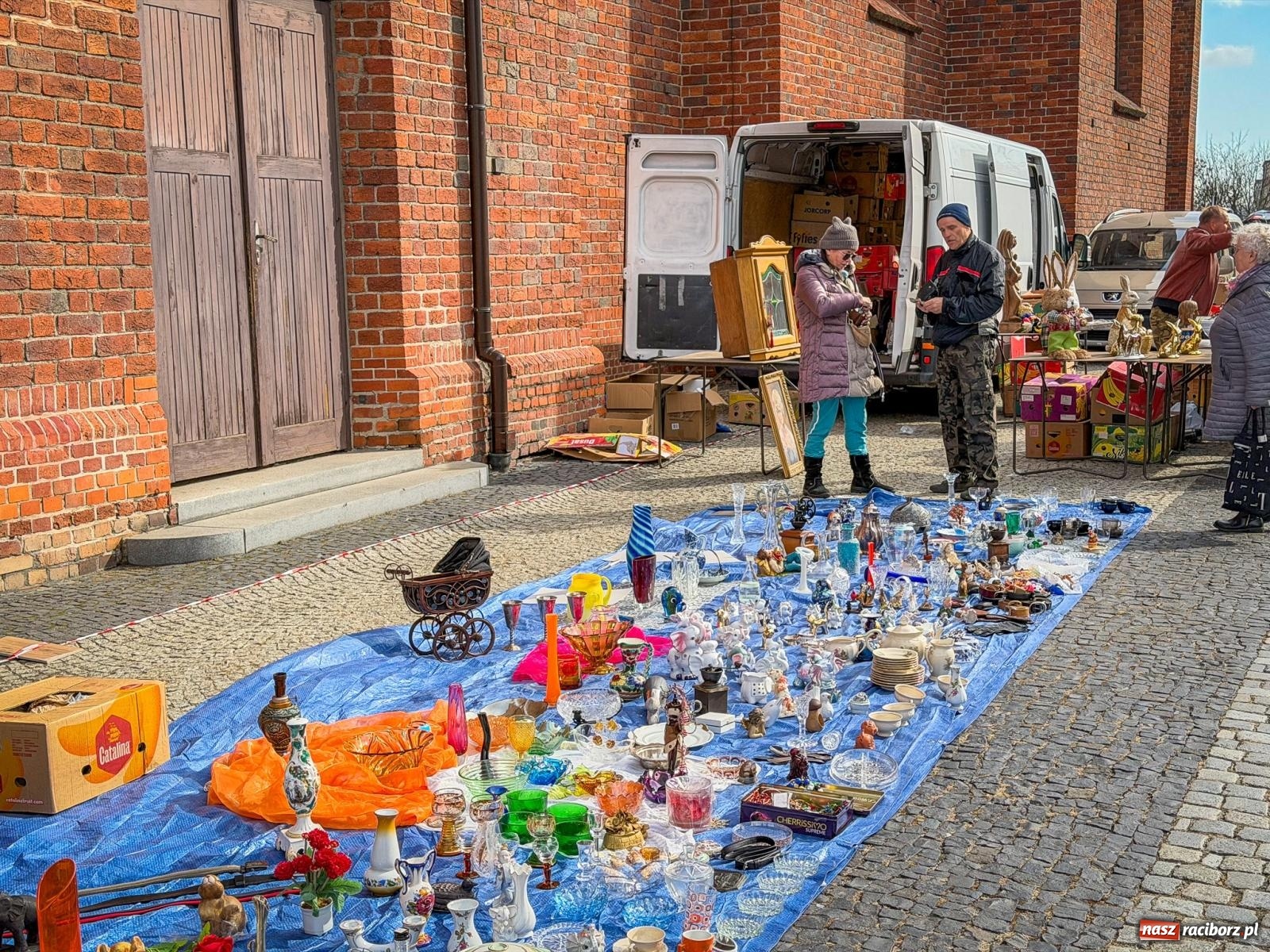 Zdjęcie w galerii na portalu naszraciborz.pl: Wiosenne ożywienie na raciborskim targu staroci wiadomości z regionu
