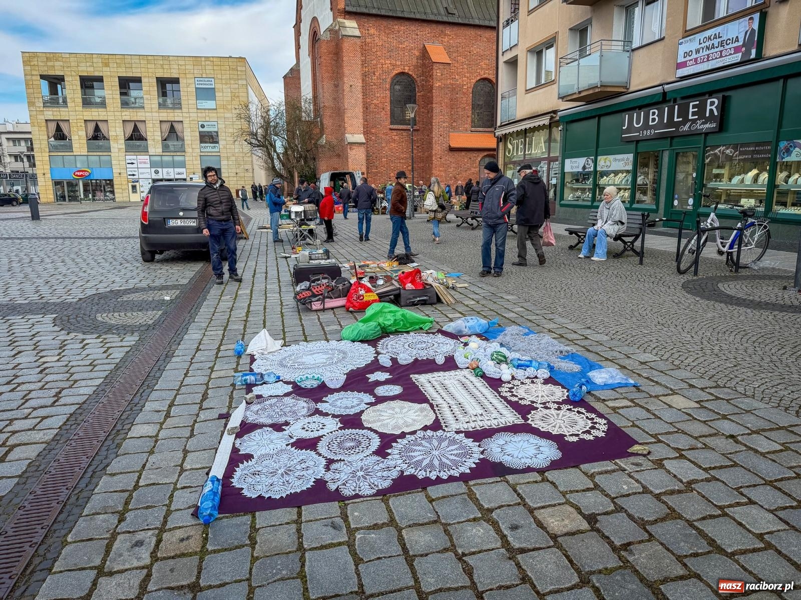 Zdjęcie w galerii na portalu naszraciborz.pl: Wiosenne ożywienie na raciborskim targu staroci wiadomości z regionu