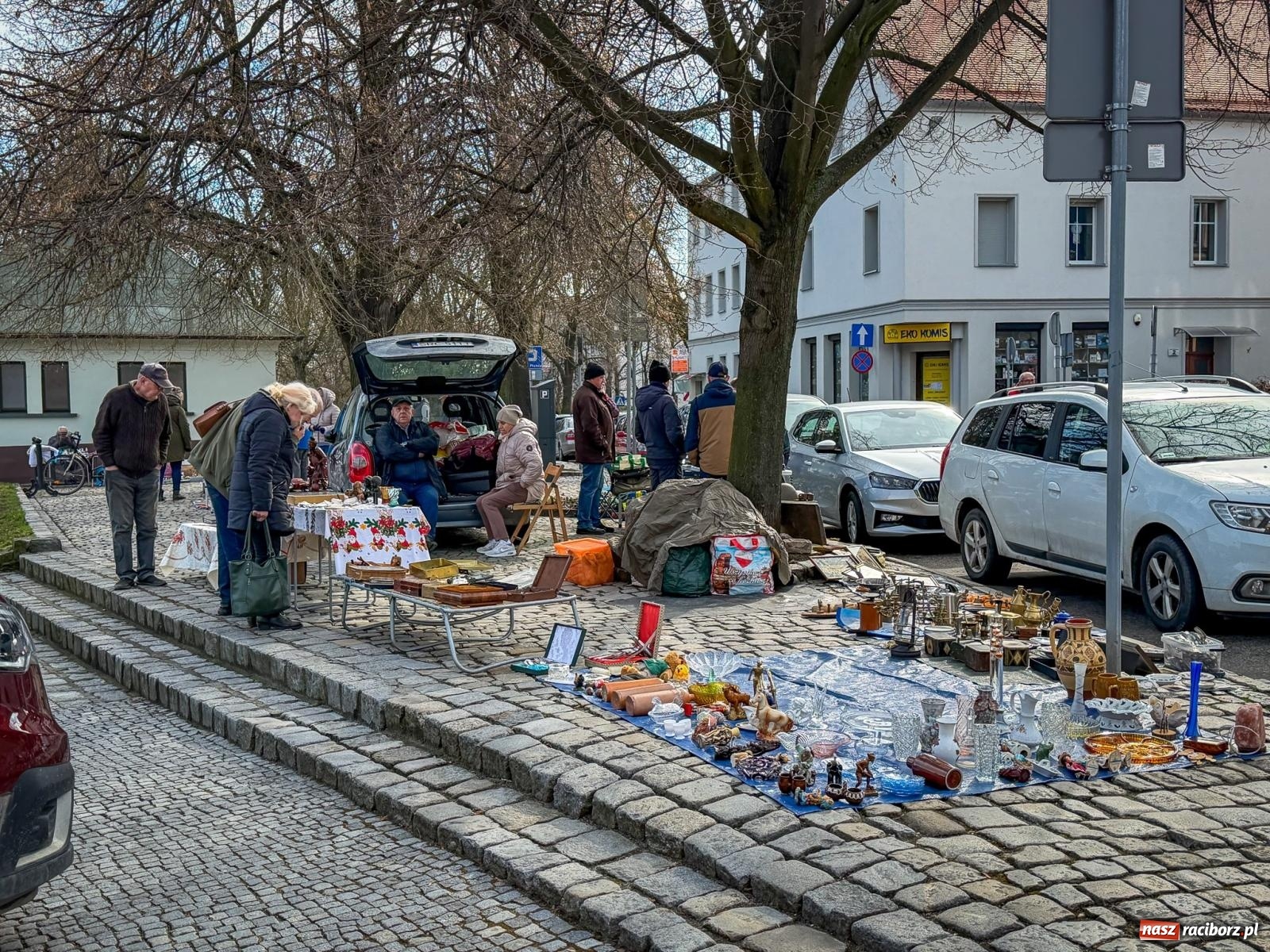 Zdjęcie w galerii na portalu naszraciborz.pl: Wiosenne ożywienie na raciborskim targu staroci wiadomości z regionu