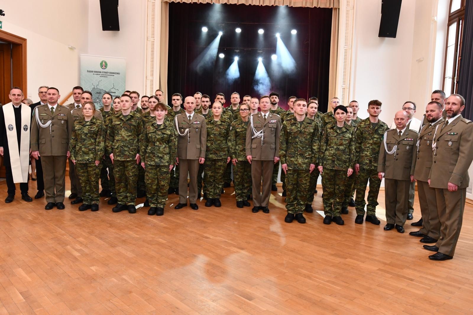 Zdjęcie w galerii na portalu naszraciborz.pl: Uroczyste ślubowanie nowych funkcjonariuszy Śląskiego Oddziału Straży Granicznej wiadomości z regionu
