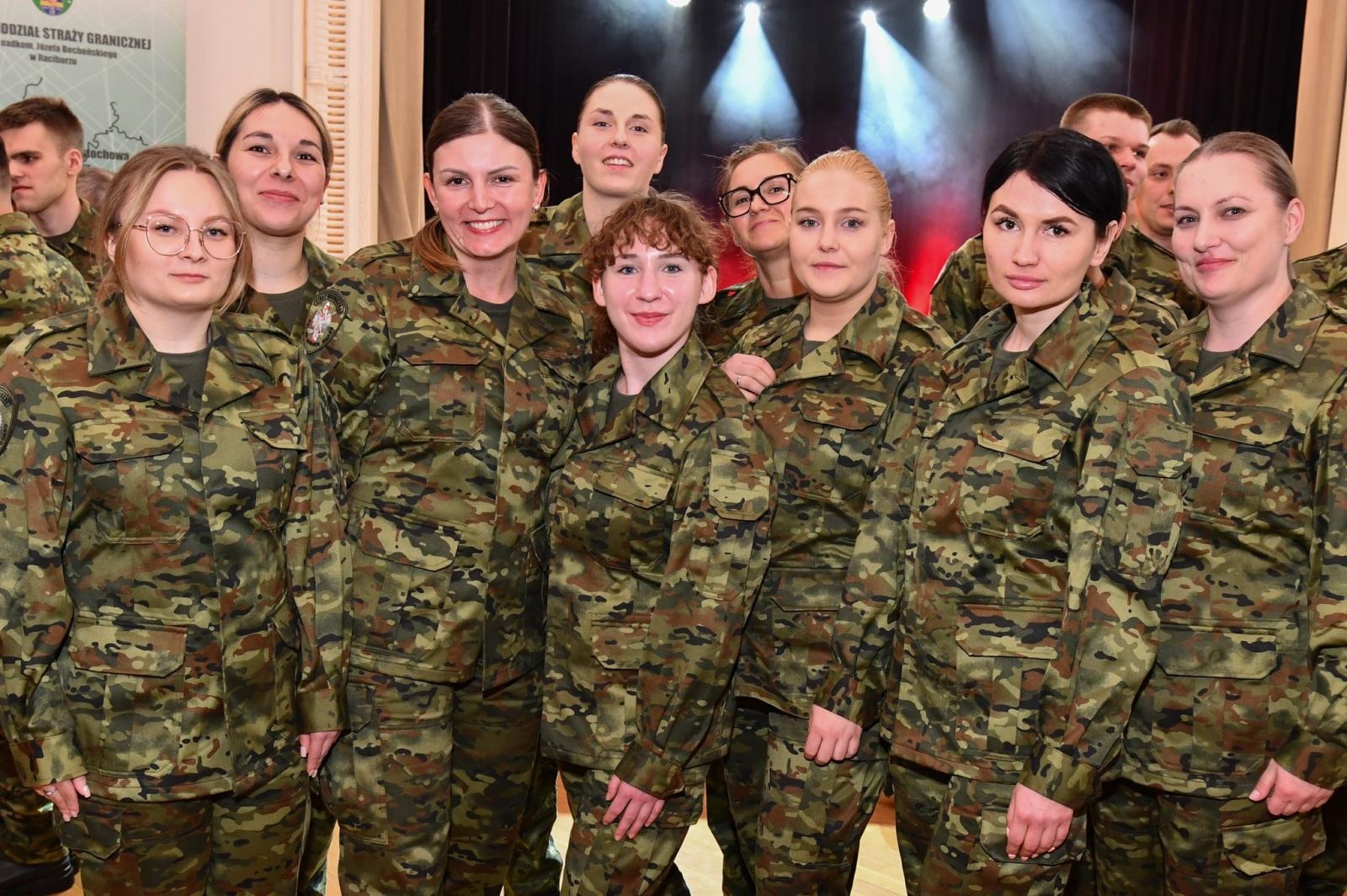 Zdjęcie w galerii na portalu naszraciborz.pl: Uroczyste ślubowanie nowych funkcjonariuszy Śląskiego Oddziału Straży Granicznej wiadomości z regionu