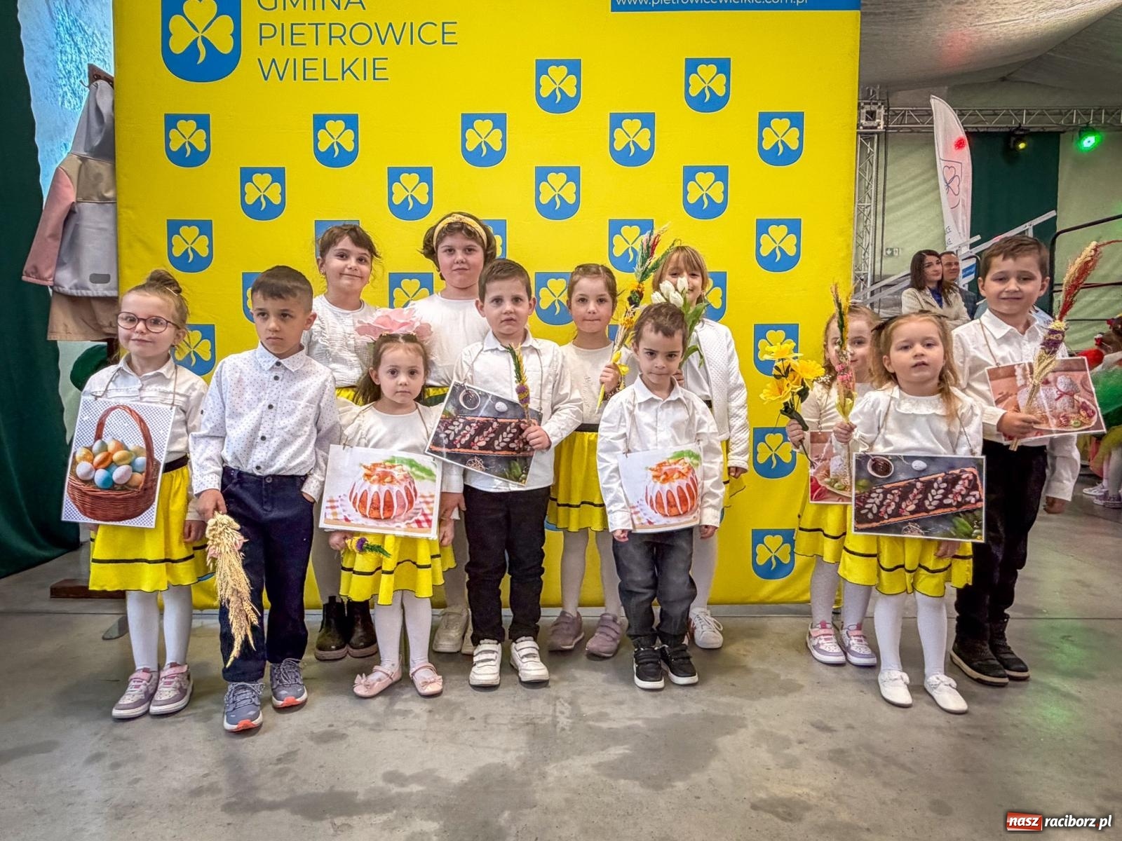 Zdjęcie w galerii na portalu naszraciborz.pl: Stoły Wielkanocne w Pietrowicach Wielkich. Śląska tradycja, muzyka i godka w centrum wydarzeń wiadomości z regionu