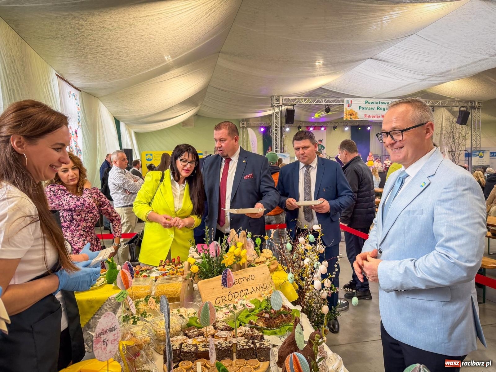 Zdjęcie w galerii na portalu naszraciborz.pl: Stoły Wielkanocne w Pietrowicach Wielkich. Śląska tradycja, muzyka i godka w centrum wydarzeń wiadomości z regionu
