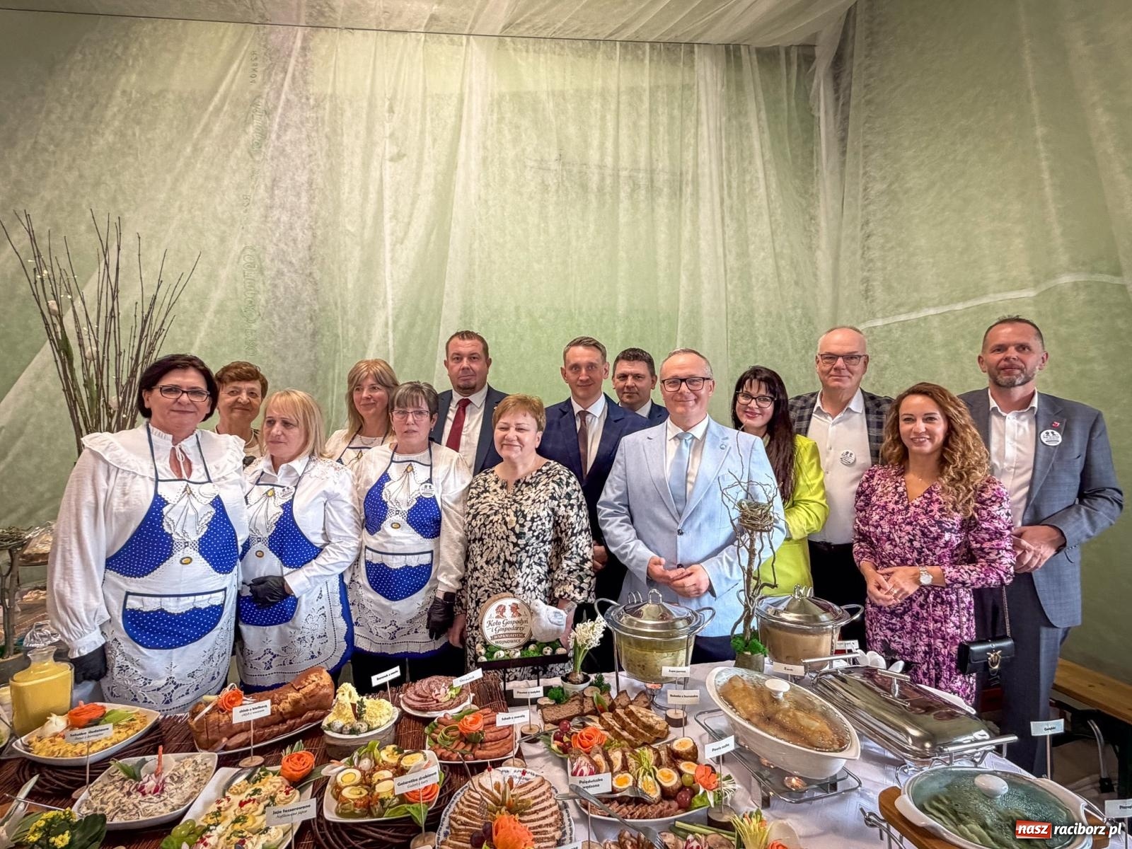 Zdjęcie w galerii na portalu naszraciborz.pl: Stoły Wielkanocne w Pietrowicach Wielkich. Śląska tradycja, muzyka i godka w centrum wydarzeń wiadomości z regionu