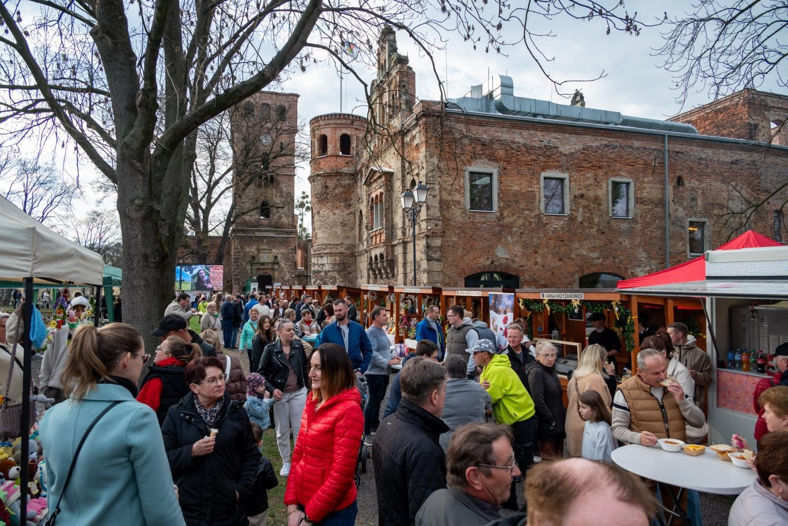 Zdjęcie w galerii na portalu naszraciborz.pl: Kiermasz Wielkanocny w Tworkowie przyciągnął tłumy mieszkańców wiadomości z regionu