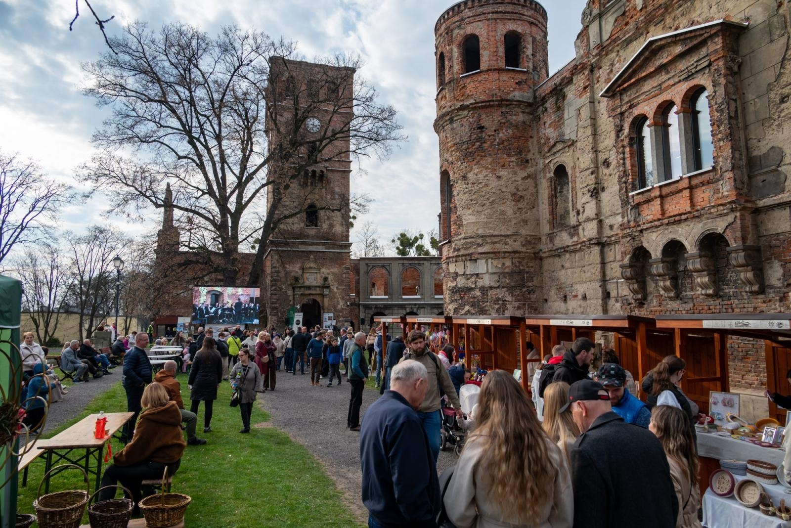Zdjęcie w galerii na portalu naszraciborz.pl: Kiermasz Wielkanocny w Tworkowie przyciągnął tłumy mieszkańców wiadomości z regionu