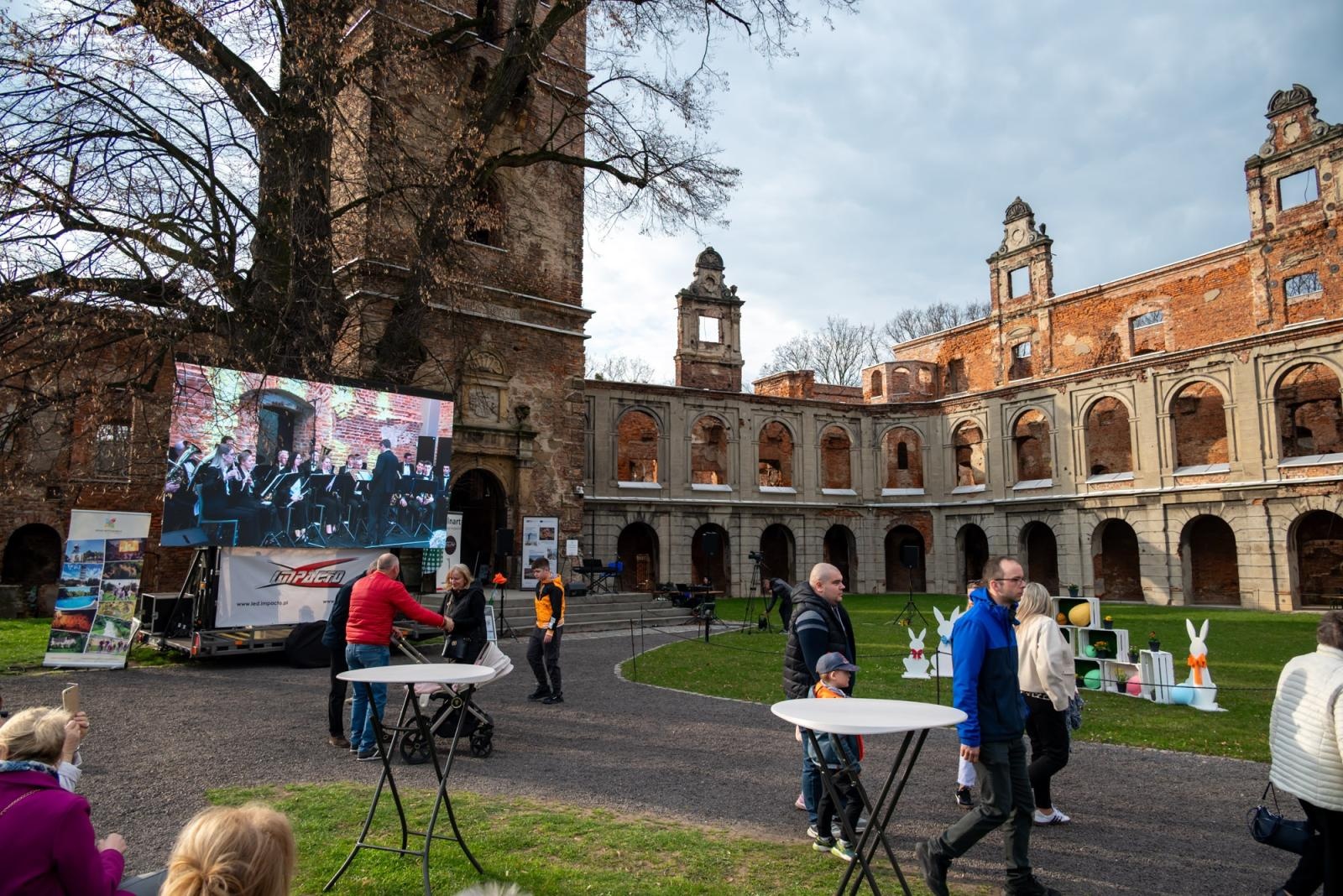 Zdjęcie w galerii na portalu naszraciborz.pl: Kiermasz Wielkanocny w Tworkowie przyciągnął tłumy mieszkańców wiadomości z regionu