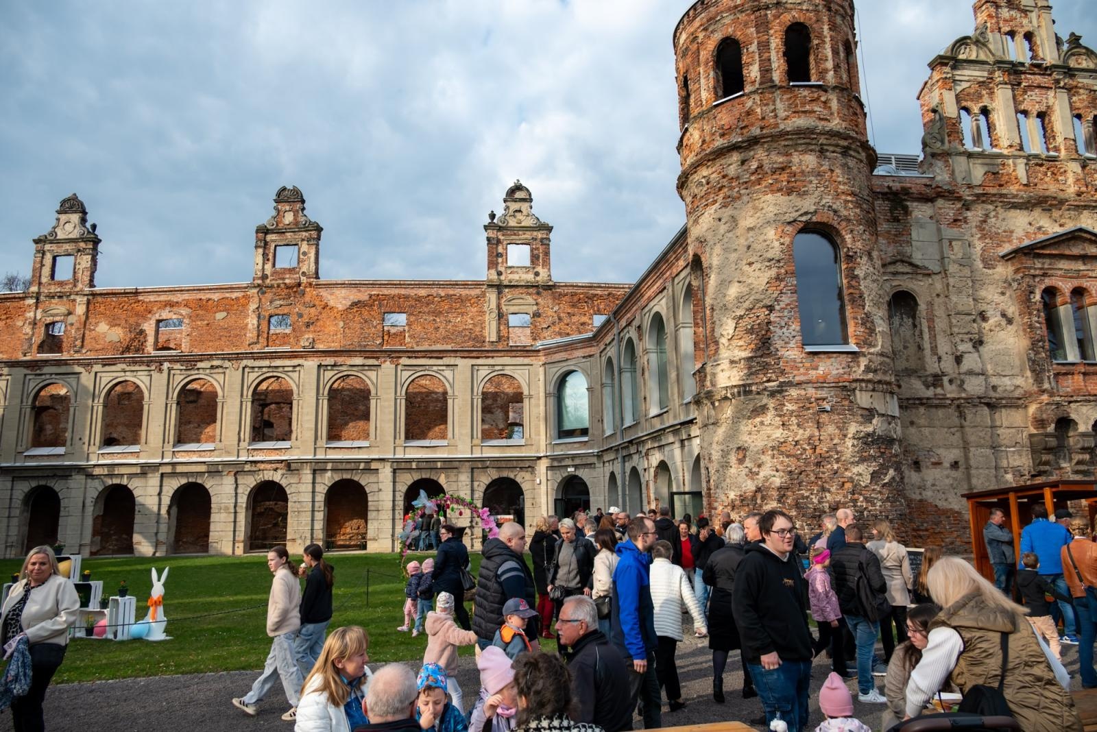 Zdjęcie w galerii na portalu naszraciborz.pl: Kiermasz Wielkanocny w Tworkowie przyciągnął tłumy mieszkańców wiadomości z regionu