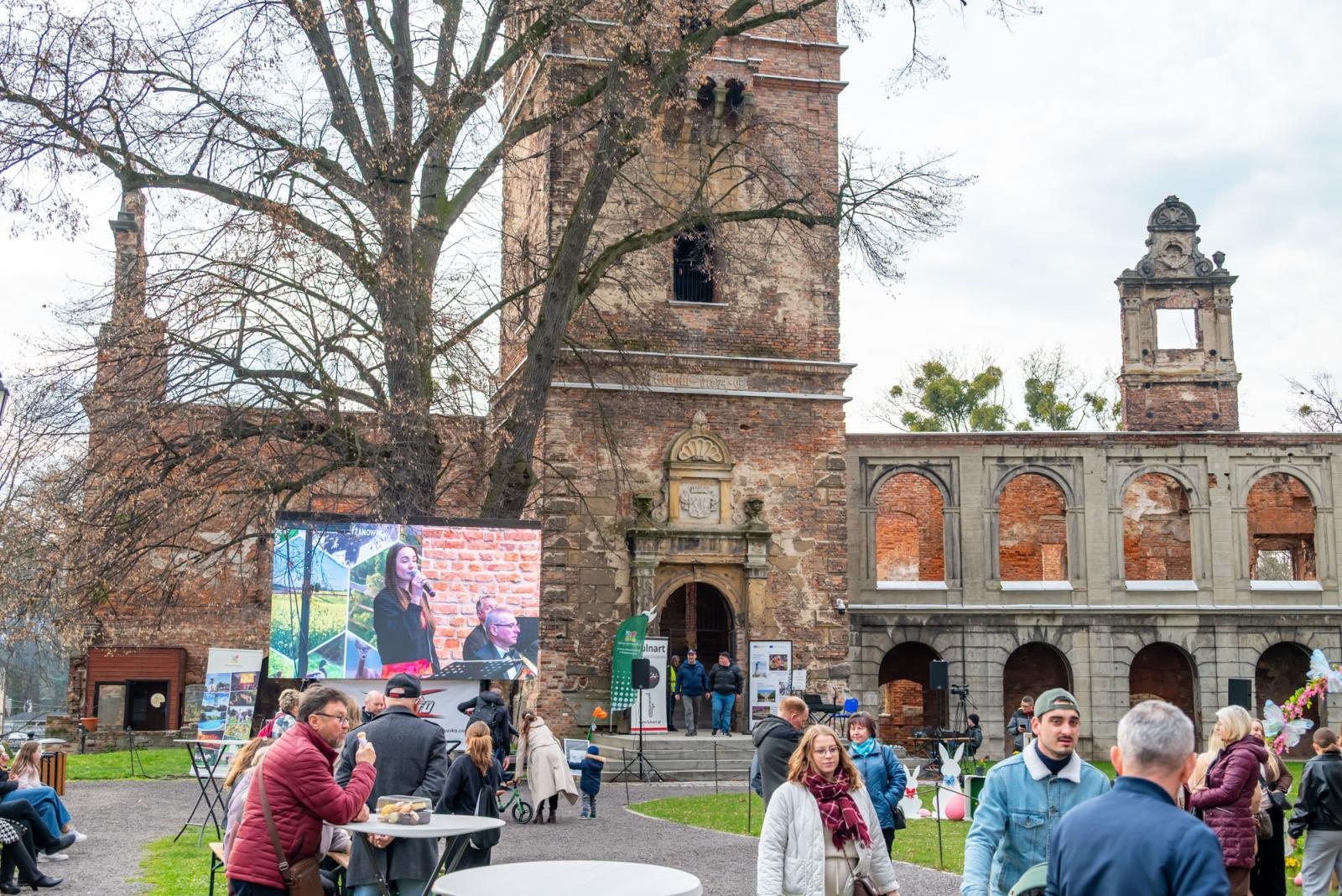 Zdjęcie w galerii na portalu naszraciborz.pl: Kiermasz Wielkanocny w Tworkowie przyciągnął tłumy mieszkańców wiadomości z regionu