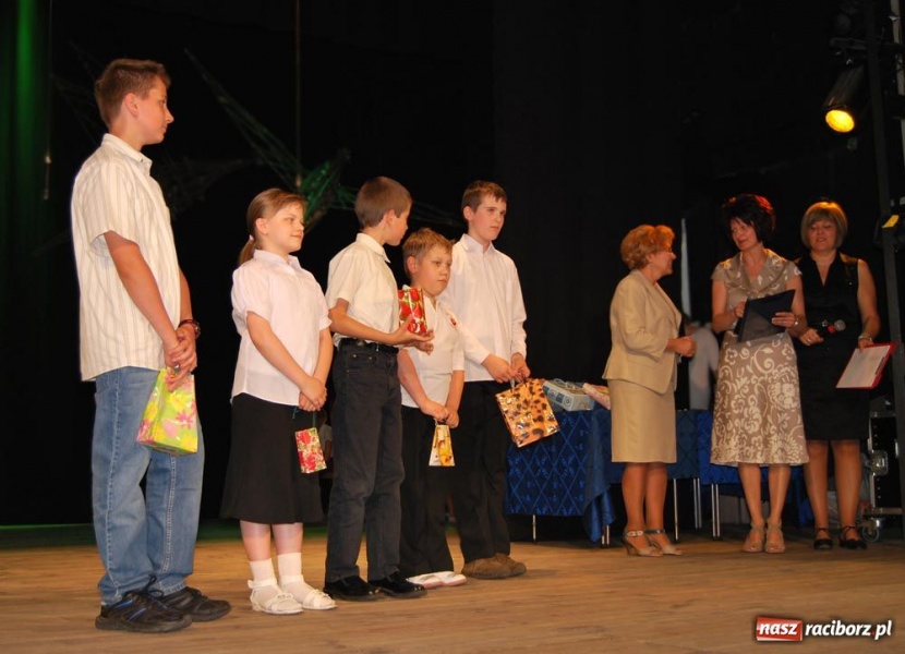 Zdjęcie w galerii na portalu naszraciborz.pl: SP 15 zorganizowała galę dla najlepszych wiadomości z regionu