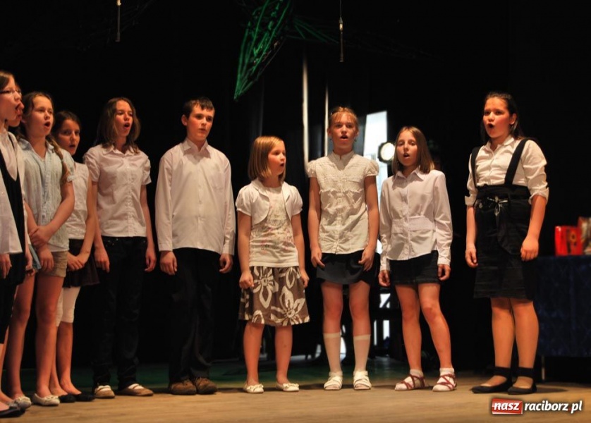 Zdjęcie w galerii na portalu naszraciborz.pl: SP 15 zorganizowała galę dla najlepszych wiadomości z regionu