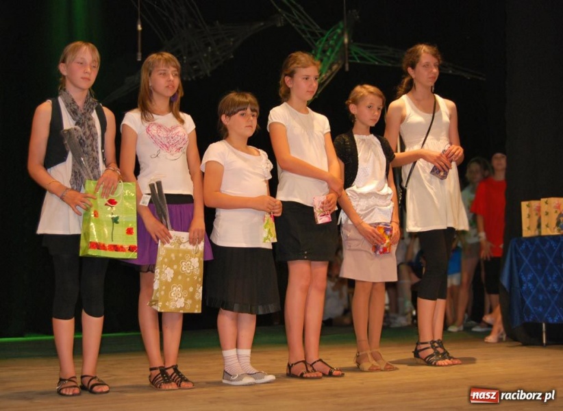 Zdjęcie w galerii na portalu naszraciborz.pl: SP 15 zorganizowała galę dla najlepszych wiadomości z regionu