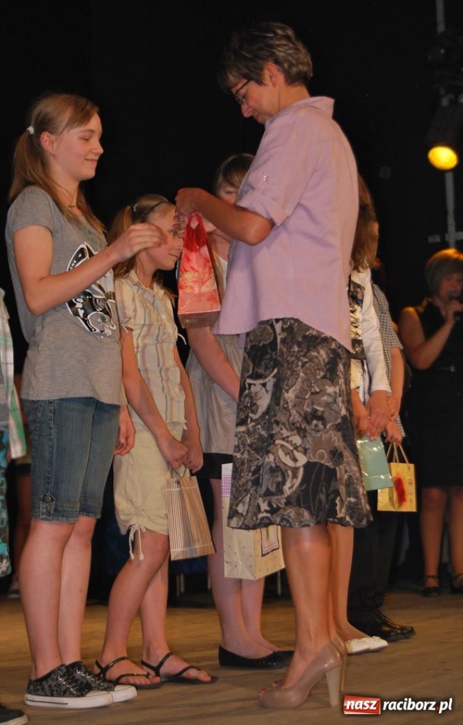 Zdjęcie w galerii na portalu naszraciborz.pl: SP 15 zorganizowała galę dla najlepszych wiadomości z regionu