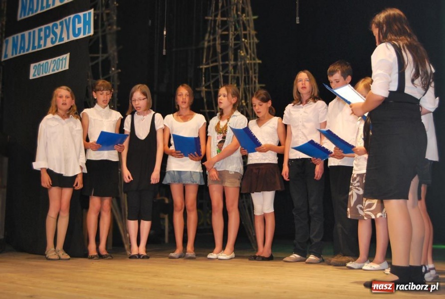 Zdjęcie w galerii na portalu naszraciborz.pl: SP 15 zorganizowała galę dla najlepszych wiadomości z regionu