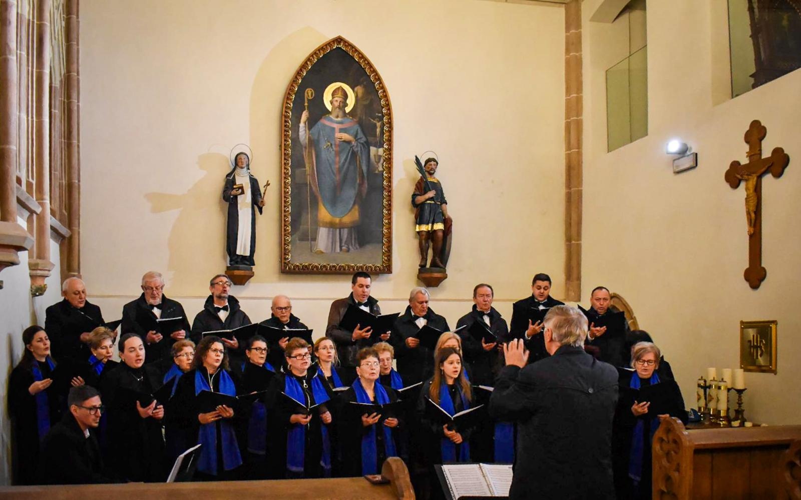 Zdjęcie w galerii na portalu naszraciborz.pl: Pasyjna zaduma na Zamku Piastowskim. Koncert chóru z Krzyżanowic [FOTO i WIDEO] wiadomości z regionu