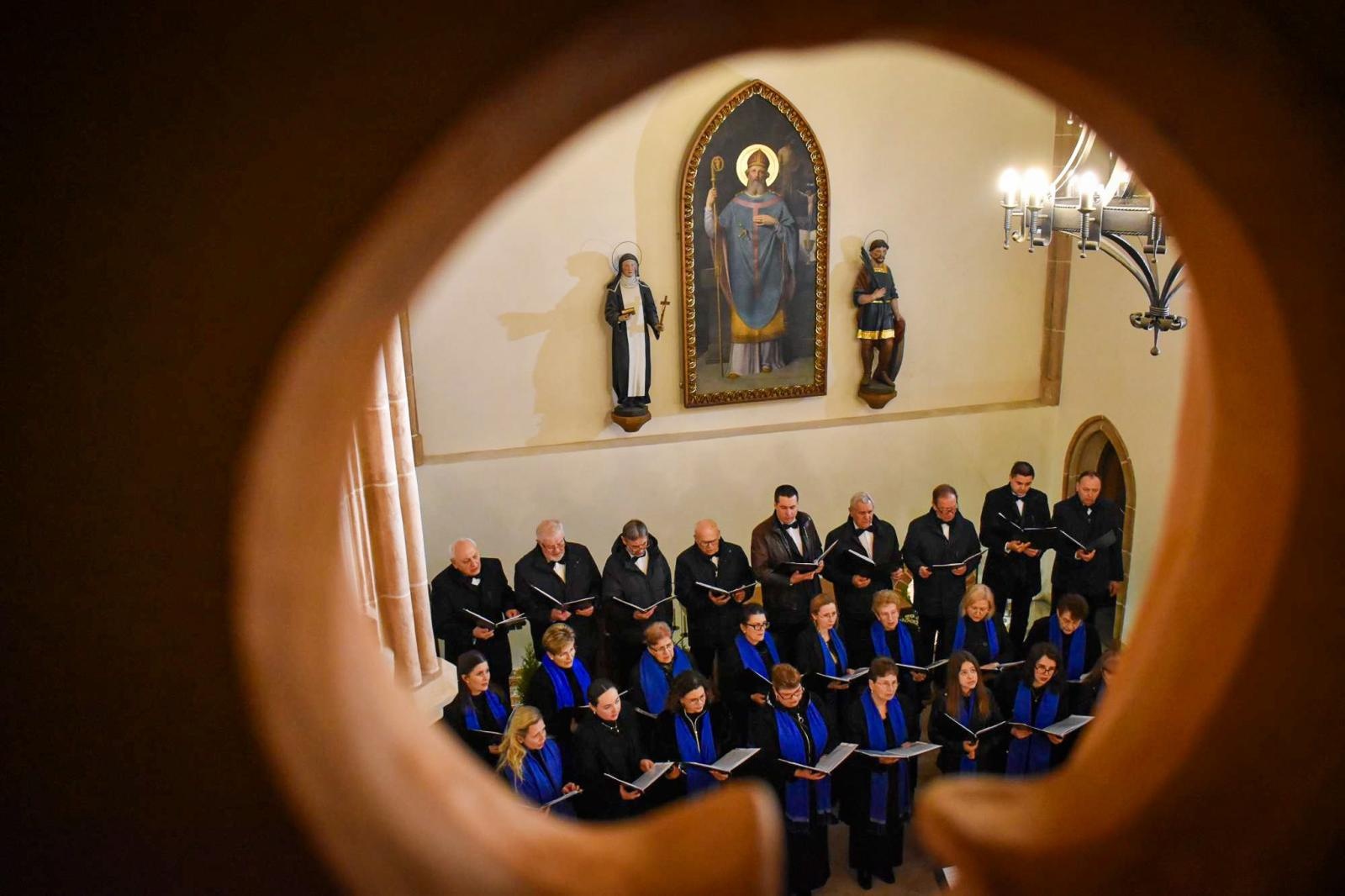 Zdjęcie w galerii na portalu naszraciborz.pl: Pasyjna zaduma na Zamku Piastowskim. Koncert chóru z Krzyżanowic [FOTO i WIDEO] wiadomości z regionu