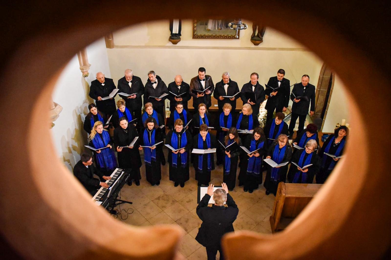 Zdjęcie w galerii na portalu naszraciborz.pl: Pasyjna zaduma na Zamku Piastowskim. Koncert chóru z Krzyżanowic [FOTO i WIDEO] wiadomości z regionu