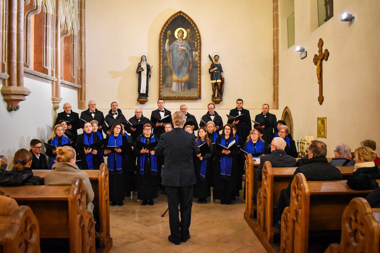Zdjęcie w galerii na portalu naszraciborz.pl: Pasyjna zaduma na Zamku Piastowskim. Koncert chóru z Krzyżanowic [FOTO i WIDEO] wiadomości z regionu