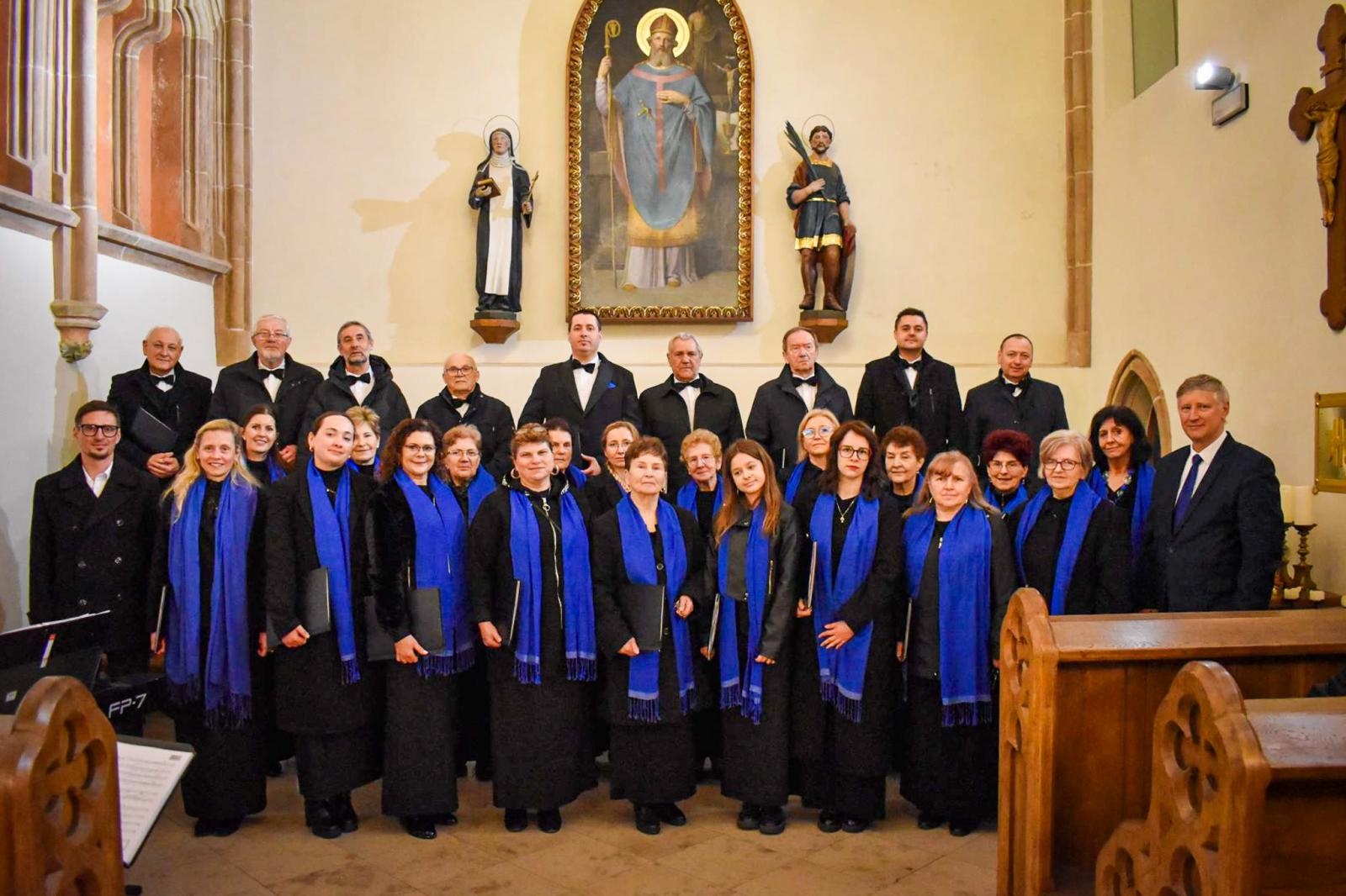 Zdjęcie w galerii na portalu naszraciborz.pl: Pasyjna zaduma na Zamku Piastowskim. Koncert chóru z Krzyżanowic [FOTO i WIDEO] wiadomości z regionu
