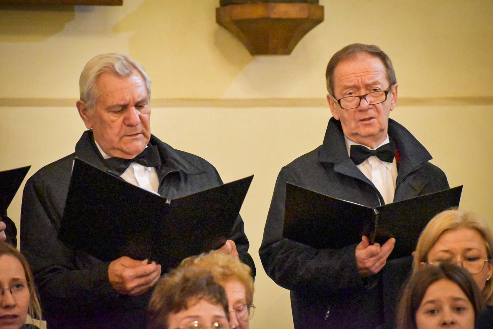 Zdjęcie w galerii na portalu naszraciborz.pl: Pasyjna zaduma na Zamku Piastowskim. Koncert chóru z Krzyżanowic [FOTO i WIDEO] wiadomości z regionu