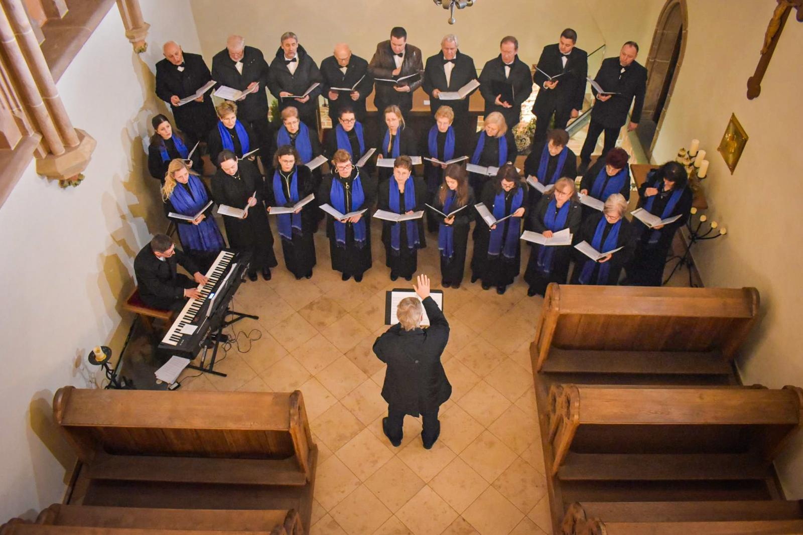 Zdjęcie w galerii na portalu naszraciborz.pl: Pasyjna zaduma na Zamku Piastowskim. Koncert chóru z Krzyżanowic [FOTO i WIDEO] wiadomości z regionu