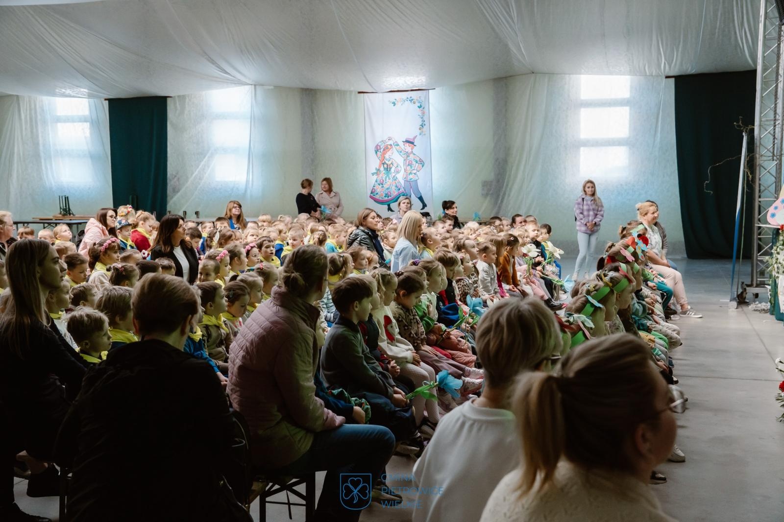 Zdjęcie w galerii na portalu naszraciborz.pl: Błękitne powitanie wiosny w Pietrowicach Wielkich wiadomości z regionu
