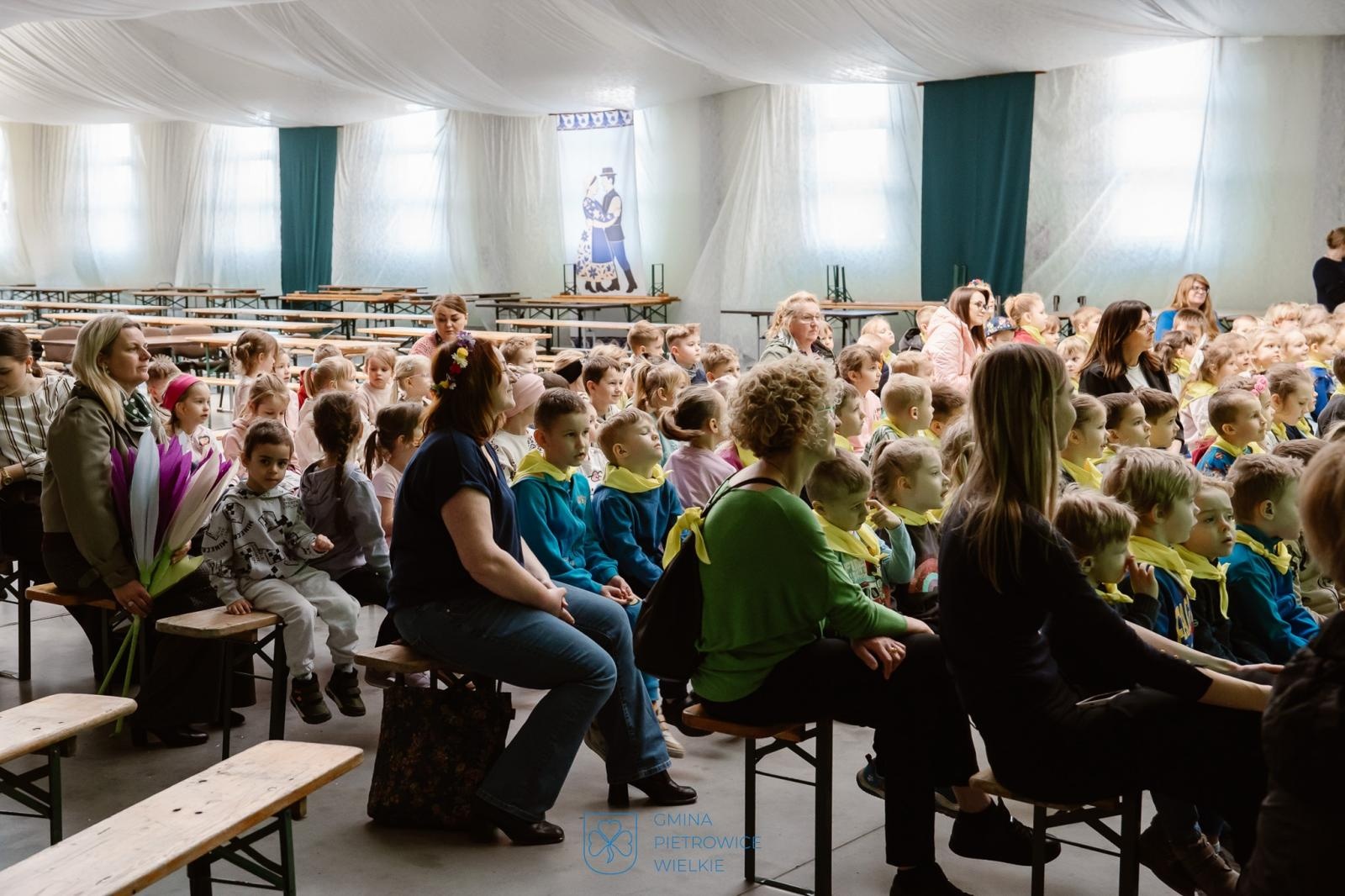 Zdjęcie w galerii na portalu naszraciborz.pl: Błękitne powitanie wiosny w Pietrowicach Wielkich wiadomości z regionu
