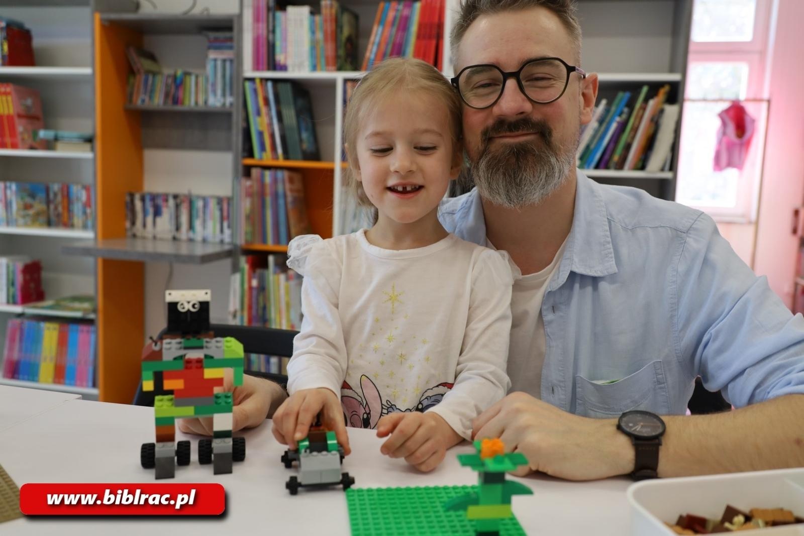 Zdjęcie w galerii na portalu naszraciborz.pl: Przygoda z klockami LEGO w bibliotecznym Klubie Ojca wiadomości z regionu