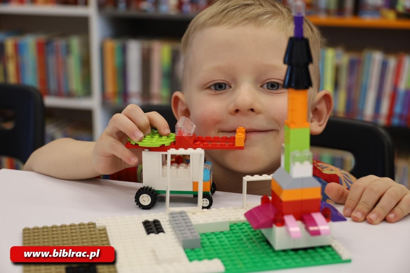 Zdjęcie w galerii na portalu naszraciborz.pl: Przygoda z klockami LEGO w bibliotecznym Klubie Ojca wiadomości z regionu