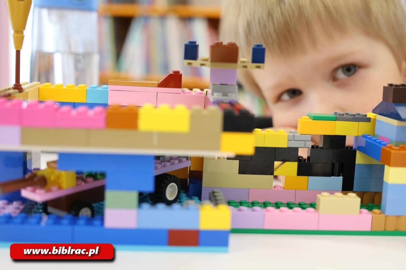 Zdjęcie w galerii na portalu naszraciborz.pl: Przygoda z klockami LEGO w bibliotecznym Klubie Ojca wiadomości z regionu