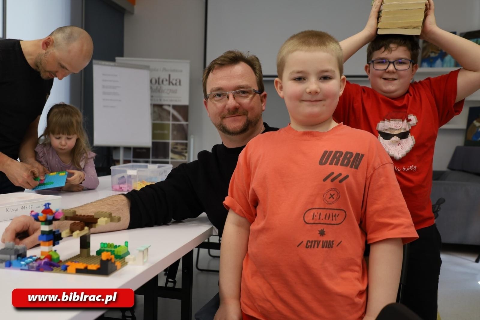 Zdjęcie w galerii na portalu naszraciborz.pl: Przygoda z klockami LEGO w bibliotecznym Klubie Ojca wiadomości z regionu