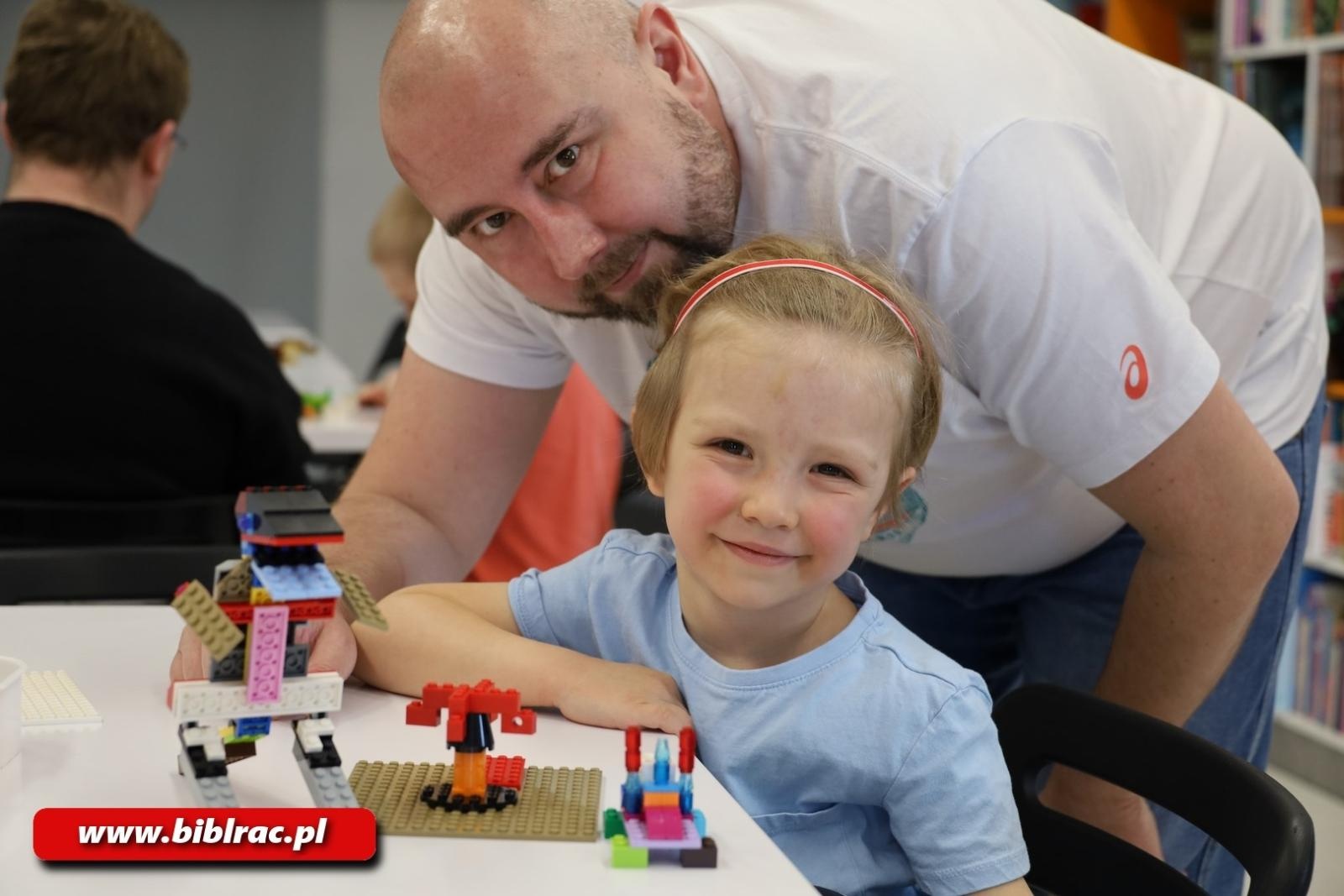 Zdjęcie w galerii na portalu naszraciborz.pl: Przygoda z klockami LEGO w bibliotecznym Klubie Ojca wiadomości z regionu