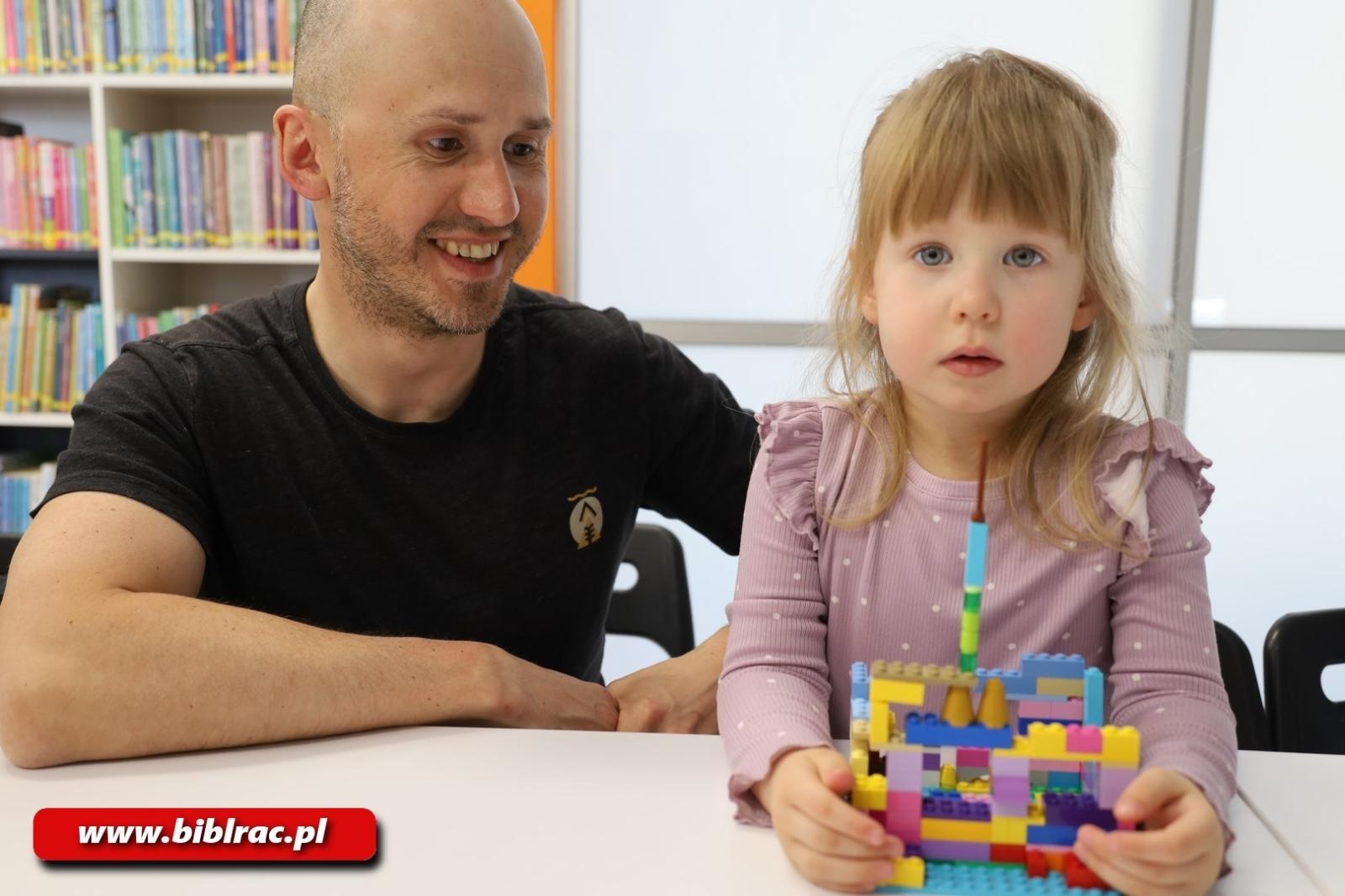 Zdjęcie w galerii na portalu naszraciborz.pl: Przygoda z klockami LEGO w bibliotecznym Klubie Ojca wiadomości z regionu
