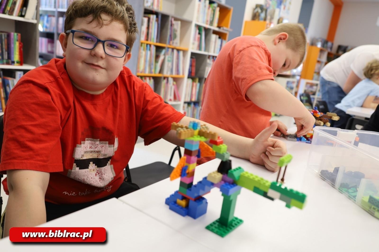 Zdjęcie w galerii na portalu naszraciborz.pl: Przygoda z klockami LEGO w bibliotecznym Klubie Ojca wiadomości z regionu